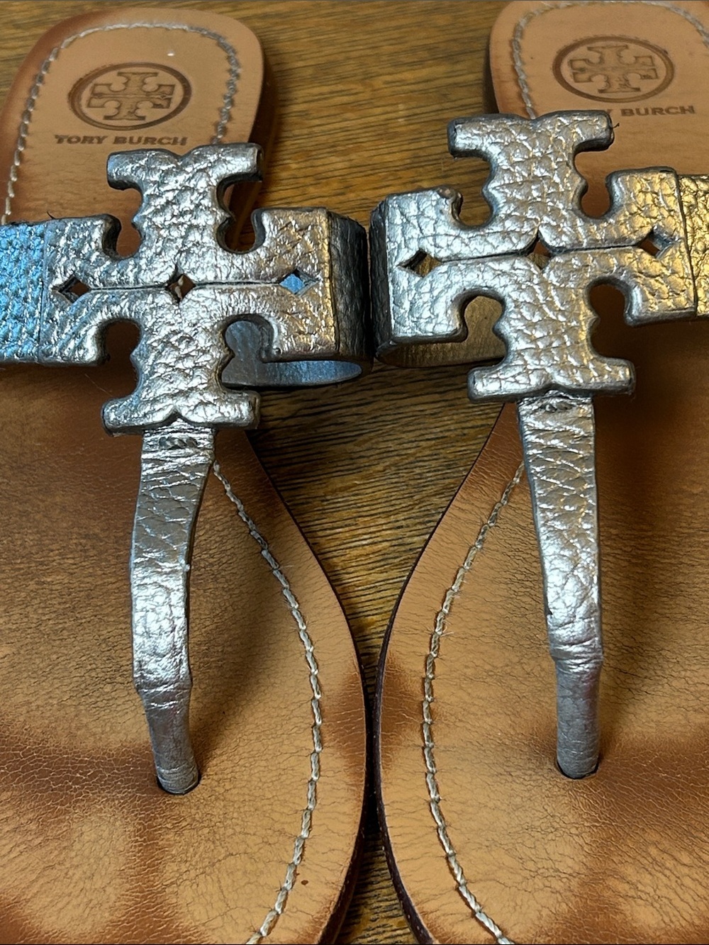 Tory Burch Moore metallic pewter pebble leather thong sandals size 7.5 - Picture 4 of 12